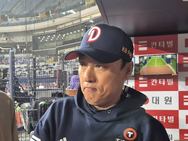 인터뷰하는 이승엽 두산 베어스 감독 (서울=연합뉴스) 김경윤 기자 = 두산 베어스 이승엽 감독이  22일 서울 고척스카이돔에서 열리는 KBO리그 키움 히어로즈와 방문 경기를 앞두고 인터뷰하고 있다. 2025.4.22. cycle@yna.co.kr