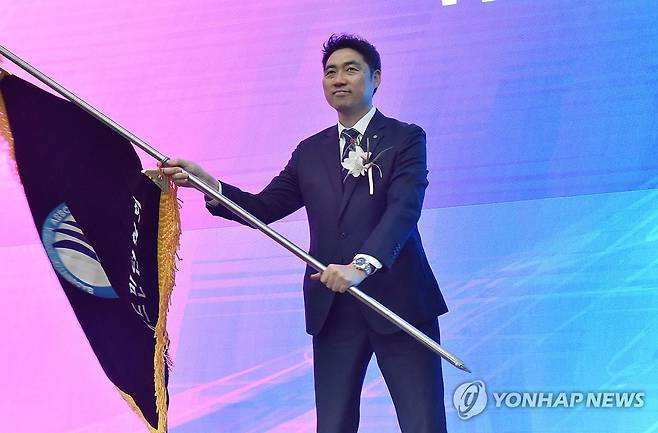 김동문 대한배드민턴협회장 취임식 (서울=연합뉴스) 김동문 대한배드민턴협회장이 21일 서울 송파구 올림픽파크텔에서 열린 취임식에서 협회기를 흔들어보이고 있다. 2025.4.21 [대한배드민턴협회 제공. 재판매 및 DB 금지] photo@yna.co.kr
