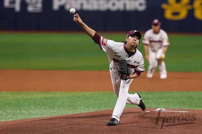 역투하는 하영민 키움 히어로즈 하영민이 22일 서울 고척스카이돔에서 열린 2025 프로야구 두산 베어스와 홈 경기에서 투구하고 있다. [키움 히어로즈 제공. 재배포 및 DB 금지]