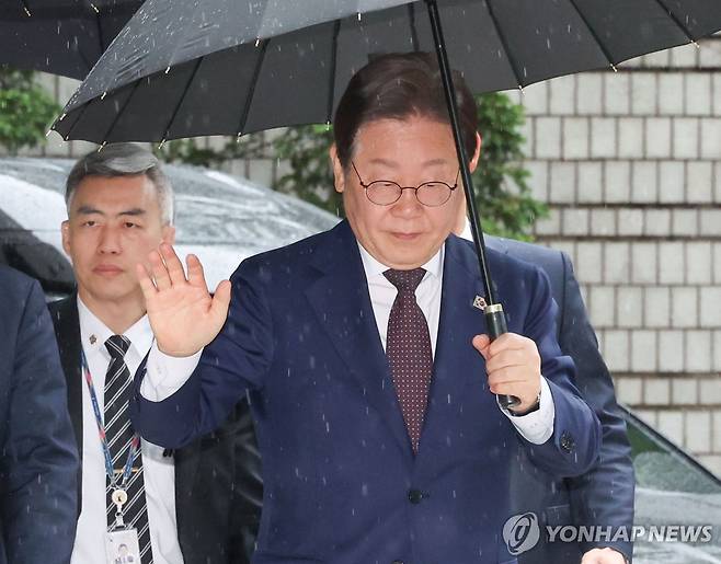 법정 향하는 이재명 후보 (서울=연합뉴스) 이진욱 기자 = 더불어민주당 이재명 대선 경선 후보가 22일 서울 서초구 서울중앙지법에서 열린 '대장동 배임·성남FC 뇌물' 1심 속행 공판에 출석하고 있다. 2025.4.22 cityboy@yna.co.kr