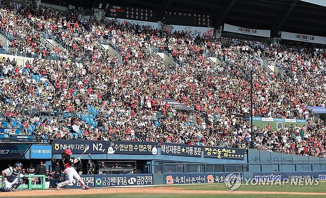 뜨거운 야구 열기 (서울=연합뉴스) 김인철 기자 = 20일 서울 잠실야구장에서 열린 2025 프로야구 KBO리그 KIA 타이거즈와 두산 베어스의 경기에서 관중들이 응원을 하며 경기를 지켜보고 있다. 2025.4.20 yatoya@yna.co.kr