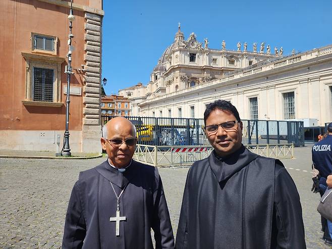 샤브레이아 부발라 수도승(오른쪽) (바티칸=연합뉴스) 신창용 특파원 = 22일(현지시간) 바티칸 성 베드로 광장에서 연합뉴스와 인터뷰에 응한 베네스트리 베네딕토 수도원의 샤브레이아 부발라 수도승이 사진 촬영 요청에 응하고 있다. 2025.04.22 changyong@yna.co.kr