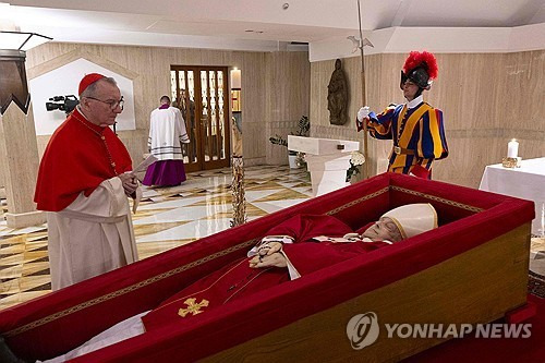 관에 안치된 프란치스코 교황 [AFP/교황청 연합뉴스. 재판매 및 DB 금지]