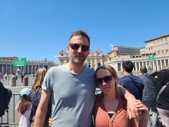 요르트 판 크뢰이닝언씨와 부인 조이씨 (바티칸=연합뉴스) 신창용 특파원 = 22일(현지시간) 바티칸 성 베드로 광장에서 연합뉴스와 인터뷰에 응한 요르트 판 크뢰이닝언씨와 그의 부인 조이씨가 사진 촬영 요청에 응하고 있다. 2025.04.22 changyong@yna.co.kr