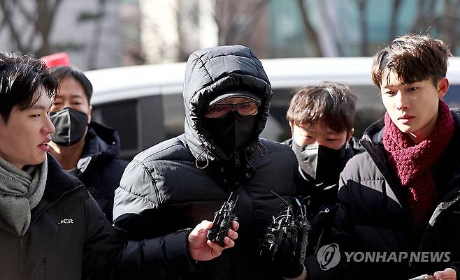 말없이 법정 향하는 전성배 씨 (서울=연합뉴스) 류영석 기자 = 2018년 지방선거 당시 공천을 받게 해주겠다며 거액을 수수한 혐의를 받는 무속인 '건진법사' 전성배씨가 9일 오후 서울 양천구 서울남부지방법원에서 열린 구속 전 피의자 심문(영장실질심사)에 출석하고 있다. 2025.1.9 ondol@yna.co.kr