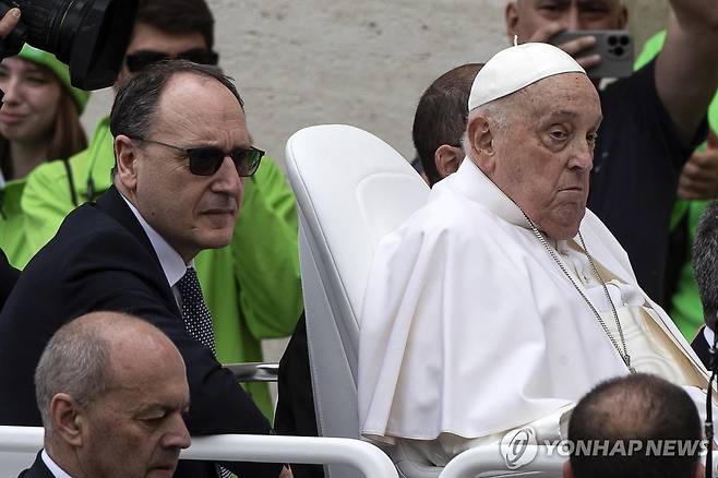20일 성베드로 광장에 나온 프란치스코 교황과 마시밀리아노 스트라페티 보좌관 [EPA 연합뉴스 자료사진. 재판매 및 DB 금지]