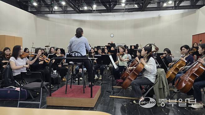 박승유 지휘자가 슈만교향곡 3번 중 4악장의 공간적 배경과 종교적 울림을 단원에게 설명하고 있다. 사진=한기홍기자