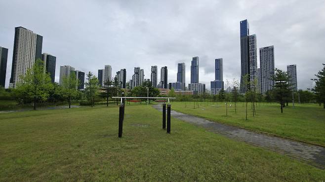 시가 유력 입지로 검토한 '문화공원' 전경. 호수공원 제1주차장과 바로 맞닿아 있고, 나성동 주거단지와는 제천을 사이에 두고 있다. 사진=이희택 기자.