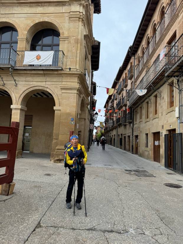 여든을 앞둔 나이에 산티아고 순례길을 걷는 이경환씨.   <이경환씨 제공>