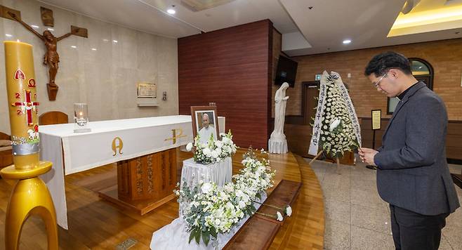 23일 울산 중구 복산성당에 마련된 프란치스코 교황 추모 분향소에서 엄 열 베드로 신부(명촌성당)가 헌화하고 있다. 최지원 기자