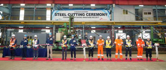 SK오션플랜트 대만 펭미아오1 해상풍력 하부구조물 제작 착공식에서 이승철 대표이사 등 참석자들이 테이프를 자르고 있다. &nbsp; 사진=SK오션플랜트