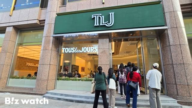 뚜레쥬르 압구정직영점이 매장 오픈 기념으로 마련한 무제한 빵 뷔페 행사 '그린 플레이트'를 경험하기 위해 방문한 고객들 /사진=김지우 기자 zuzu@