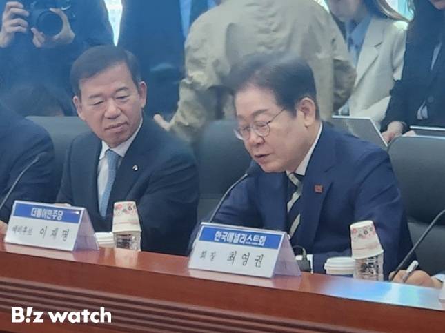 21일 서울 여의도 금융투자협회에서 열린 자본시장 활성화를 위한 정책간담회에서 이재명 더불어민주당 대선 경선 후보(오른쪽)가 발언하고 있다. 왼쪽은 서유석 금융투자협회장/사진=최성준 기자 csj@