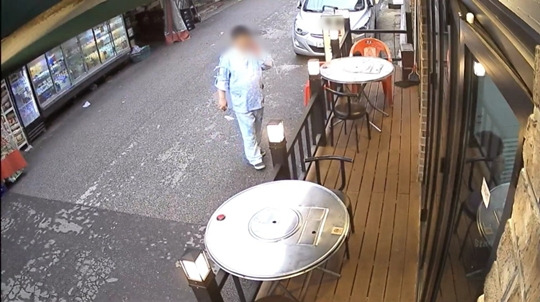 범행 직후 112에 전화하는 서울 강북구 미아동 흉기난동 피의자 (사진: CCTV 캡처)