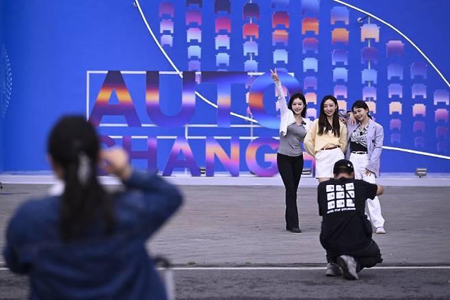 지난 22일 중국 상하이 국가전시컨벤션센터 앞에서 시민들이 기념촬영하고 있다. (사진=AFP)