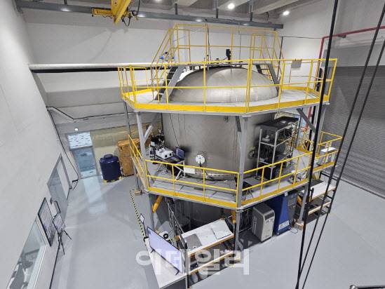 제주 서귀포시 국립기상과학원에 설치된 구름물리챔버의 모습. 에어로졸챔버에서 만든 구름씨앗을 구름챔버에 넣고 온도를 0도 이하로 서서히 낮추면 빙정(얼음 결정)의 발달 과정을 실시간으로 확인할 수 있다. 구름은 수증기가 응결해 생긴 작은 물방울과 얼음 알갱이를 뜻한다. 구름씨앗으로 불리는 구름응결핵은 보통 0.0002㎜(0.2μm)이고 구름방울은 0.02㎜(20μm), 빗방울은 2㎜ 정도다. (사진=이영민 기자)