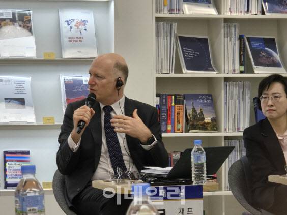 르노 베델 프랑스 최고행정법원 재판관이 발푤르 하고 있다(사진=윤정훈 기자)