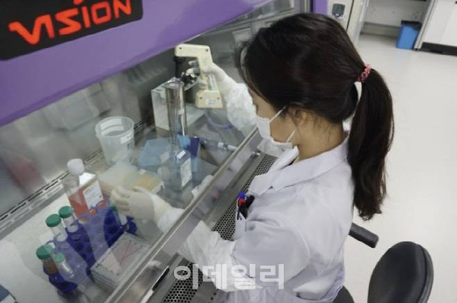 신라젠 연구원이 연구를 하고 있다.(사진=신라젠)
