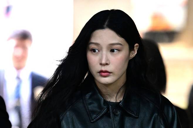 ‘입시 비리’ 혐의를 받는 조국혁신당 조국 전 대표의 딸 조민 씨가 지난달 26일 서울중앙지법에서 열린 항소심 첫 재판에 출석하고 있다. (사진=공동취재단)