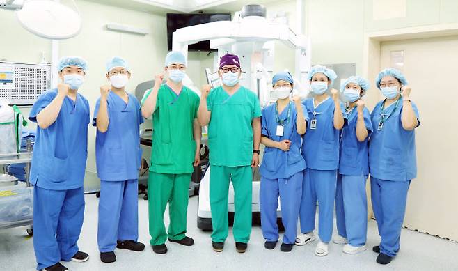 이대비뇨기병원 비뇨의학과 김완석 교수(왼쪽에서 네 번째)팀이 최근 로봇 부신 절제술 200례를 달성했다.