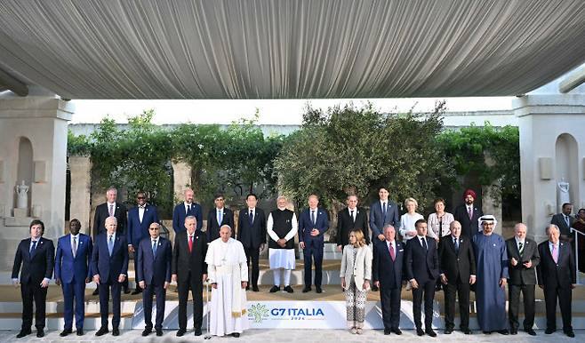 프란치스코 교황이 2024년 6월 이탈리아가 주최한 G7 정상회의에서 보르고 에그나지아 리조트에서 세계 정상들과 포즈를 취하고 있다.(사진=AFP)
