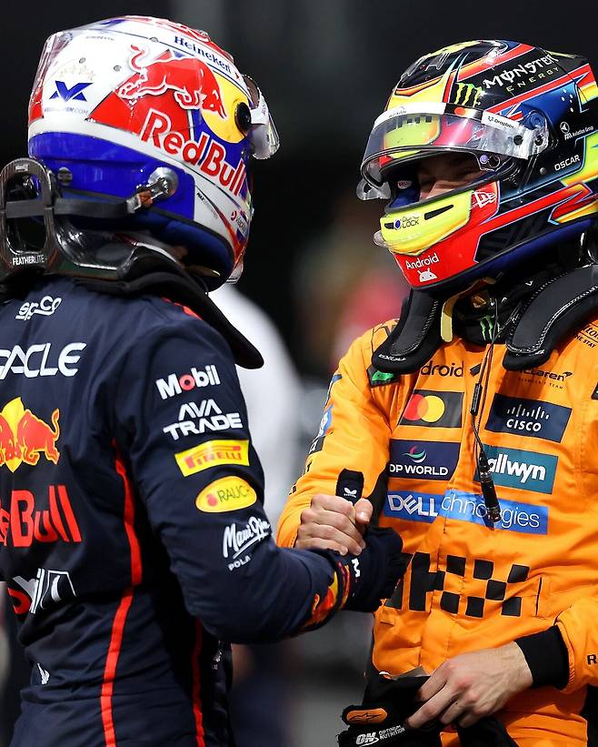 왼쪽부터 맥스 페르스타펜(레드불)이 오스카 피아스트리(맥라렌). /사진=레드불 레이싱