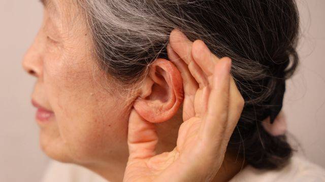 고령자의 청력 손실은 인지 기능에 영향을 미칠 수 있다｜출처: 클립아트코리아