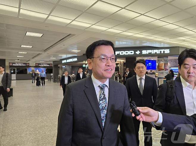 최상목 부총리 겸 기획재정부 장관이 22일(현지시간) 워싱턴DC 인근 덜레스 공항을 통해 입국하면서 오는 24일 열리는 '한미 2+2 통상회의'와 관련, "한미 동맹을 더욱 튼튼히 하겠다＂라고 말하고 있다. ⓒ News1 류정민 특파원