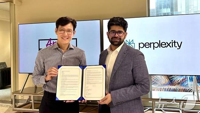 이정재 아티스트컴퍼니 이사와 아라빈드 스리니바스 퍼플렉시티 CEO가 기념사진을 찍고 있다.(아티스트컴퍼니 제공)