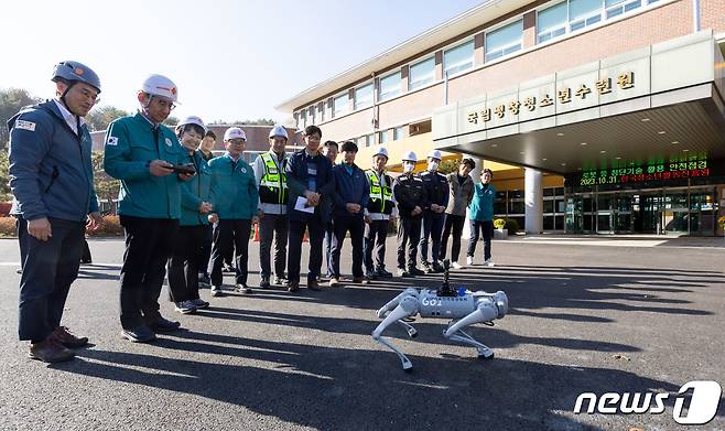 31일 강원도 평창국립청소년수련원에서 손연기 한국청소년활동진흥원 이사장이 사족로봇 점검을 시연하고 있다.  (한국청소년활동진흥원 제공) 2023.10.31/뉴스1