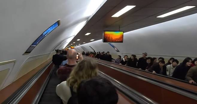 외국인 여행객들이 평양 지하철 역사에 진입하자 북한 주민들이 일제히 관광객들을 바라보고 있다 (출처 유튜브 채널 'Matt and Julia')