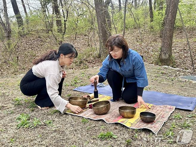 싱잉볼 체험하는 장미란 문화체육관광부 제2차관ⓒ News1 윤슬빈 기자