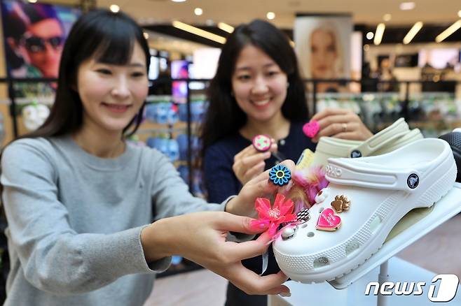 서울 중구 롯데백화점 본점 지하 1층 코스모너지 광장에서 모델이 크록스 팝업 매장을 구경하고 있다.(자료사진) (롯데백화점 제공) 2023.10.29/뉴스1