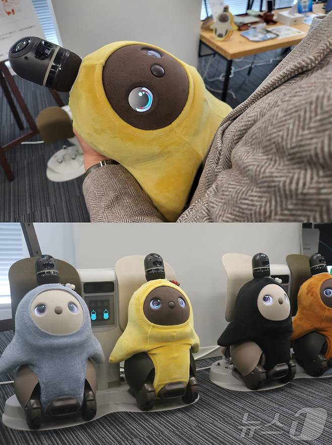 일본 도쿄 시나가와구의 '퓨처케어랩(Future Care Lab)'에서 만난 애완로봇 '러봇'(LOVOT). 러봇을 품에 안고 배를 토탁이면 스르르 눈을 감는다. 2025.4.2 / 뉴스1 ⓒ News1 김근욱 기자