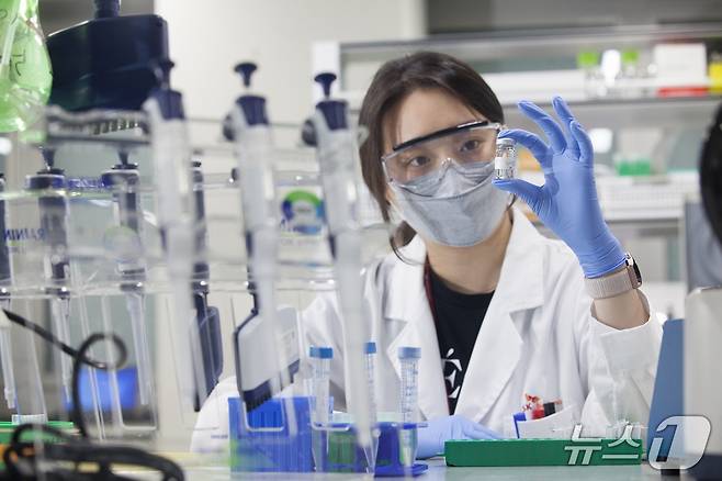 SK바이오사이언스 연구원이 mRNA 백신 개발 관련 실험을 진행하고 있다(SK바이오사이언스 제공)/뉴스1