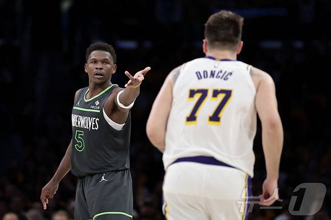 앤서니 에드워즈(왼쪽). ⓒ AFP=뉴스1