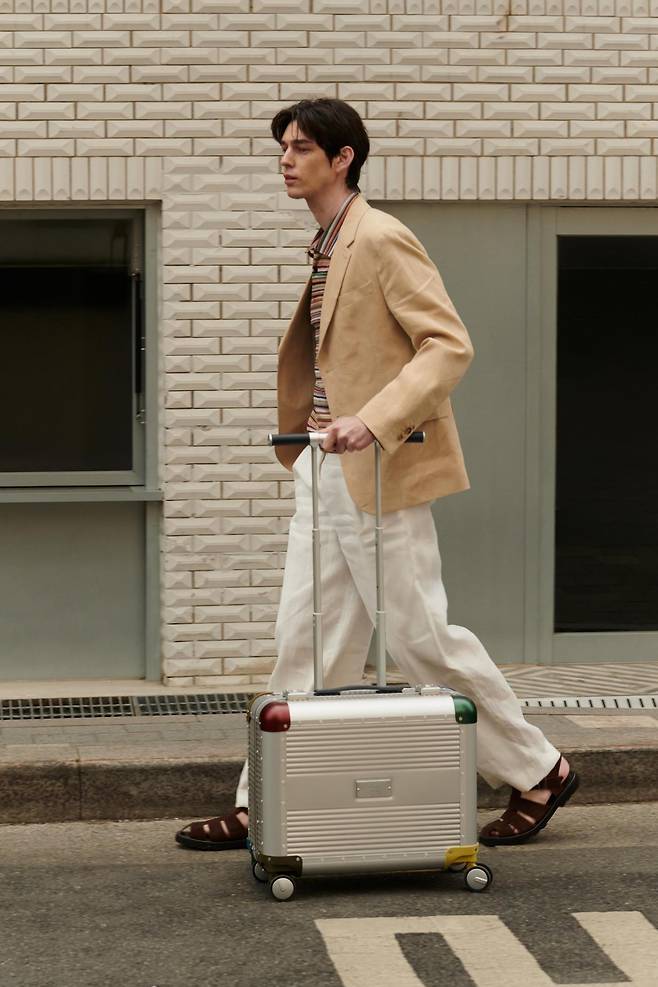 폴 스미스(Paul Smith)는 25일 MZ세대 인기 여행용품 브랜드 로우로우(RAWROW)와 협업한 한정판 캐리어를 출시했다.(폴스미스제공)