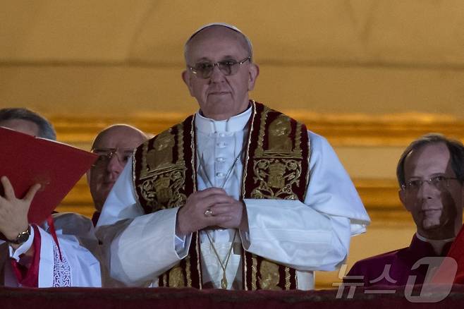 교황으로 추대된 날의 프란치스코 교황. 당시는 베르고글리오 추기경이었음.<자료 사진>2013. 03.13.ⓒ AFP=뉴스1