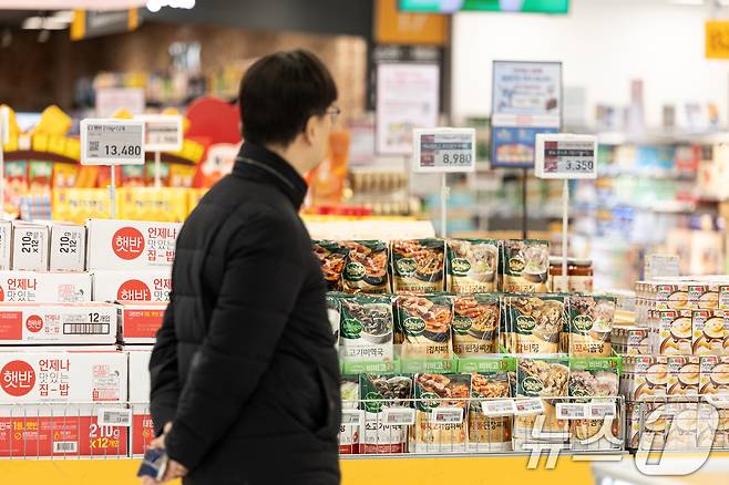 고물가 시대로 들어서며 밥상물가 고공행진도 가속화하고 있다. 이에 가성비를 찾는 소비자들이 늘며 식사 대용 간편식 시장이 주목 받는 상황이다. 5일 서울 시내의 한 대형마트에 간편식 등이 진열돼 있다. 2025.3.5/뉴스1 ⓒ News1 이승배 기자