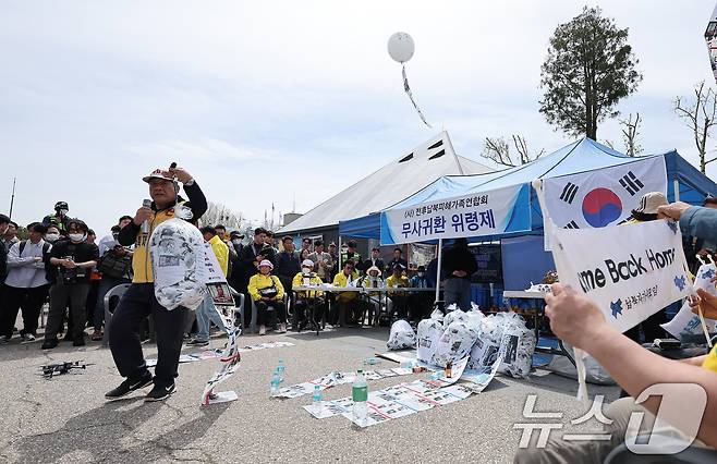 최성룡 납북자가족모임 대표가 23일 경기도 파주시 임진각 평화랜드 인근에서 열린 '무사귀환 위령제' 행사에서 대북전단의 무게를 측정한 후 취재진들에게 보이고 있다. 2025.4.23/뉴스1 ⓒ News1 김성진 기자