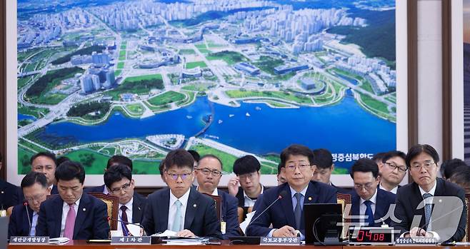 박상우 국토교통부 장관이 23일 오전 서울 여의도 국회에서 열린 제242회 국회(임시회) 국토교통위원회 제2차 전체회의에서 추경안 등 현안질의에 답변하고 있다. 2025.4.23/뉴스1 ⓒ News1 이재명 기자