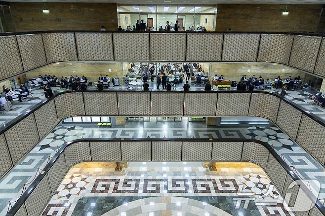 23일 오전 서울 여의도 국회 상임위원회 회의장 복도가 정부부처 관계자들로 북적이고 있다. 국회는 이날부터 정부가 제출한 12조2000억 원 규모의 추가경정예산(추경)안을 본격 심사한다. 이르면 다음 주 중으로 추경안이 의결될 전망이다. 2025.4.23/뉴스1 ⓒ News1 이재명 기자