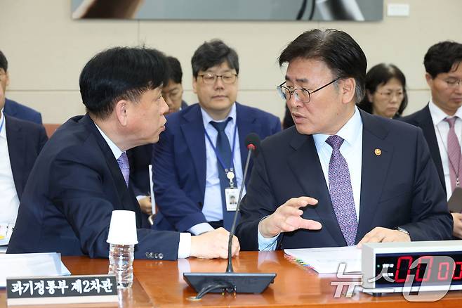 유상임 과학기술정보통신부장관과 강도현 차관이 23일 오전 서울 여의도 국회에서 열린 과학기술정보방송통신위원회 전체회의에 출석해 대화하고 있다. 2025.4.23/뉴스1 ⓒ News1 이광호 기자