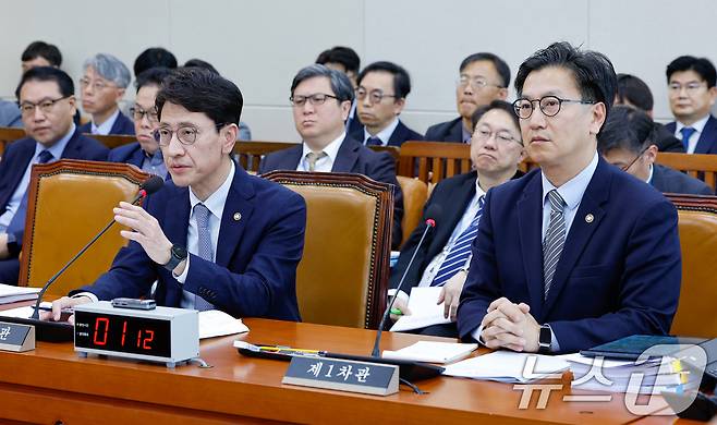 김윤상 기획재정부 2차관이 23일 오전 서울 여의도 국회에서 열린 기획재정위원회 제424회국회(임시회) 제1차 전체회의에 출석해 추가경정예산안 관련 의원 질의에 답하고 있다. 2025.4.23/뉴스1 ⓒ News1 안은나 기자