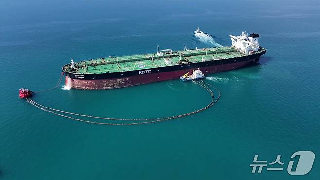 200만 배럴 원유를 선적한 쿠웨이트 국제공동비축 운반선( AL-SIDDEEQ )이 울산항에 22일 입항했다.. /2025.4.23/(석유공사 제공) ⓒ News1