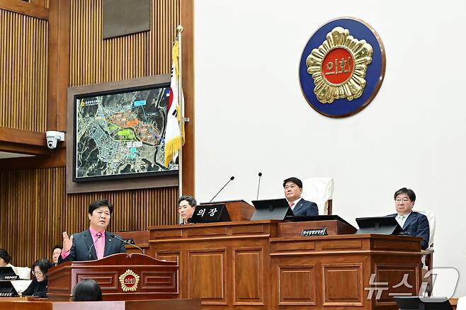 공진혁 울산시의원이 23일 열린 제256회 임시회 본회의에서 천창수 울산교육감에 시정 질문을 하고 있다.(울산시의회 제공. 재판매 및 DB금지)/뉴스1