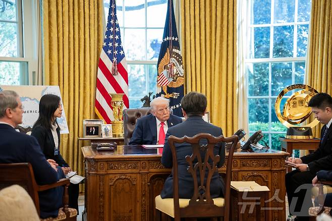 지난 16일(현지시간) 도널드 트럼프 미국 대통령이 워싱턴DC 백악관 집무실에서 아카자와 료세이 일본 경제재생상과 만나 관세 협상을 하고 있다.(출처 백악관) ⓒ News1 류정민 특파원