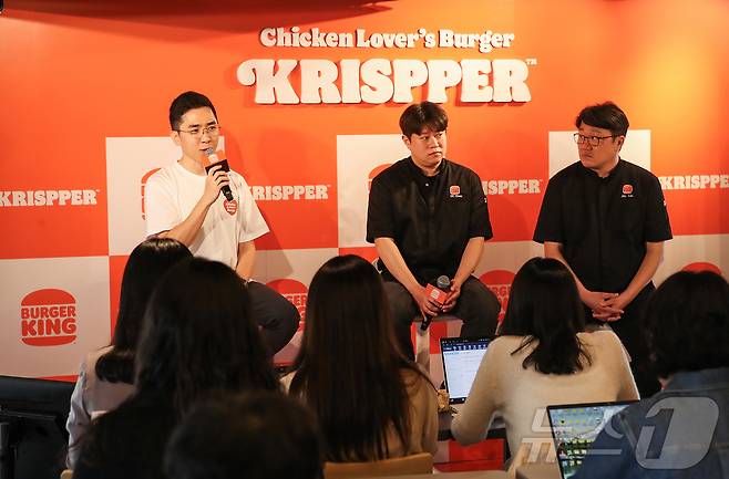 23일 서울 중구 버거킹 약수역점에서 열린 신메뉴 출시 기자간담회에서 이성하 버거킹 마케팅본부 CMO와 제품개발팀 관계자가 미디어의 질문에 답변하며 브랜드 전략과 신메뉴 개발 배경에 대해 설명하고 있다. 왼쪽부터 버거킹 마케팅본부 이성하 CMO, 제품개발팀 추연경 과장, 제품개발팀 이성재 팀장의 모습이다. (버거킹 제공. 재판매 및 DB 금지) 2025.4.23/뉴스1