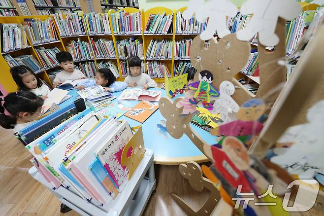 세계 책의 날을 하루 앞둔 22일 오전 경기 수원시 영통구 효동초등학교에서 1학년 학생들이 독서를 하고 있다. 2025.4.22/뉴스1 ⓒ News1 김영운 기자