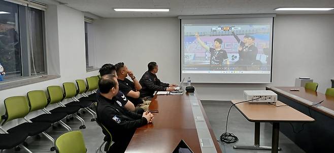 핸드볼 H리그의 심판 비디오 분석 미팅(H리그 제공)
